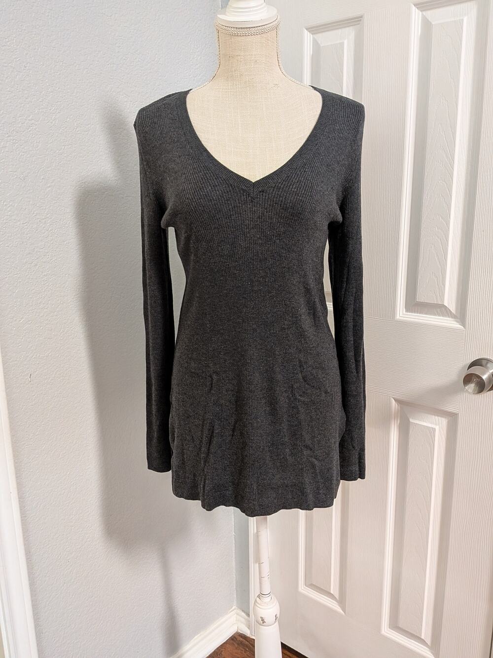 NWT Halogen Women's Grey Cashmere Blend V-Neck Long Sleeve Ribbed Sweater Size M